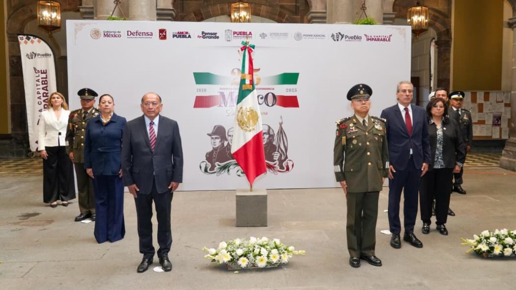 Coloca Pepe Chedraui Bando Solemne de las Fiestas Patrias 2025 en el Palacio Municipal
