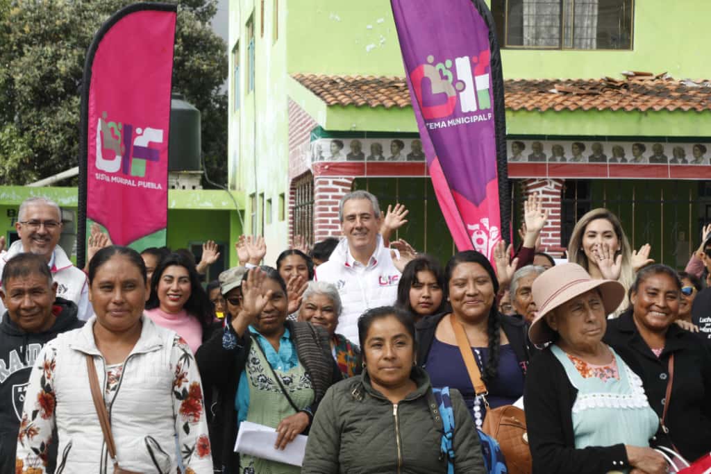 Entrega Pepe Chedraui apoyos alimentarios en Azumiatla