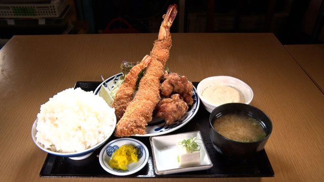 メガえびフライと普通のエビフライ定食