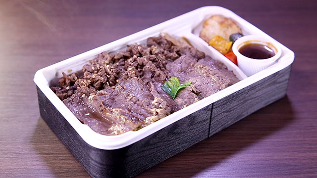 黒毛和牛合い盛り重 1059円