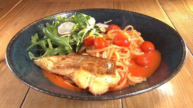 淡路のトマトソースの鯛パスタ森ファームのフレッシュハーブで2046円（税込み）