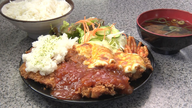 カラフルジャンボチキンカツ定食830円（税込み）