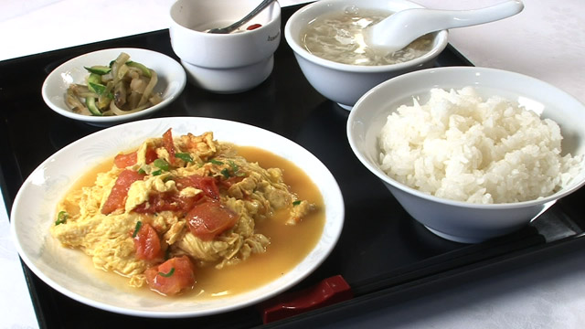 お昼のサービスランチトマト玉子炒め定食600円※11:30～14:00