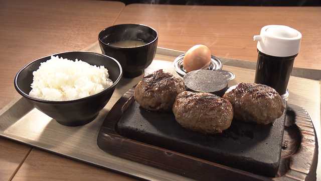 挽肉マニアめし(ハンバーグ3個・〆卵かけ)1340円