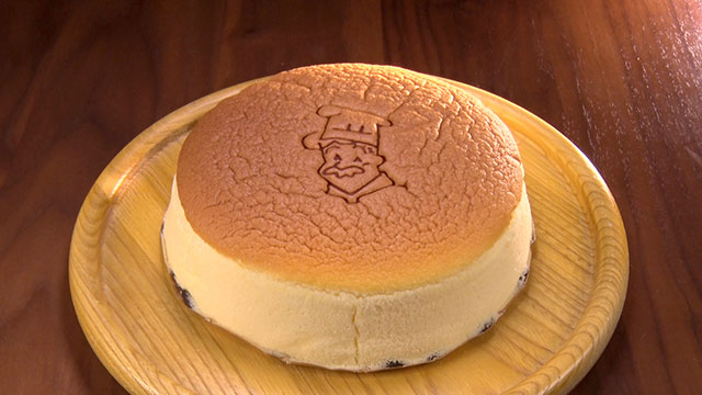 焼きたてチーズケーキ (1ホール) 725円