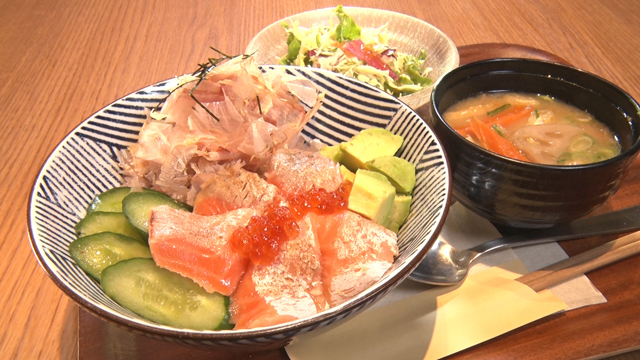 炙りサーモンとイクラのアボカド丼