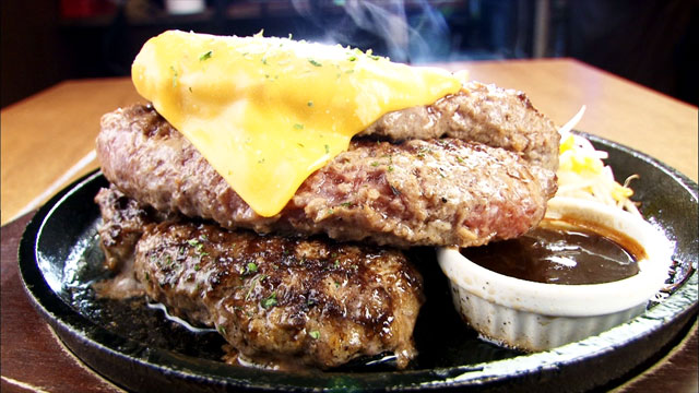 鉄板焼きハンバーグトッピングチェダーチーズ600g2950円※1ドリンク付き