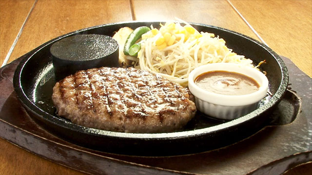 鉄板焼きハンバーグ150g830円※1ドリンク付き