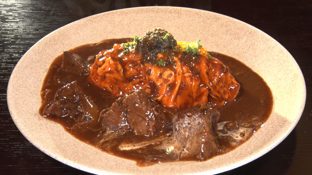 オムライス牛肉の赤ワインソース煮込み