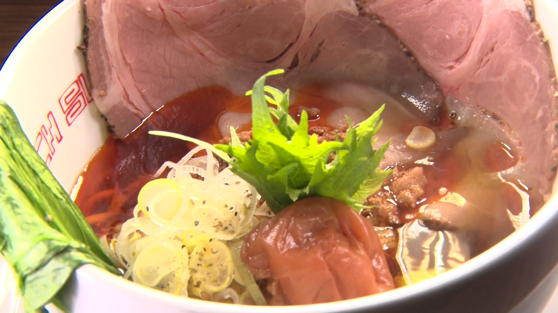 南高梅と大葉のたんたん麺 990円(税込)