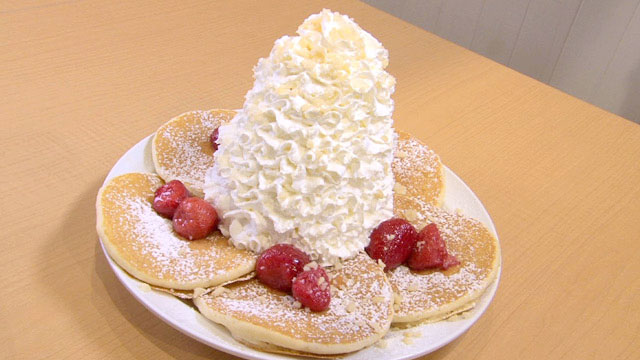 ストロベリーホイップクリームとマカデミアナッツのパンケーキ1100円