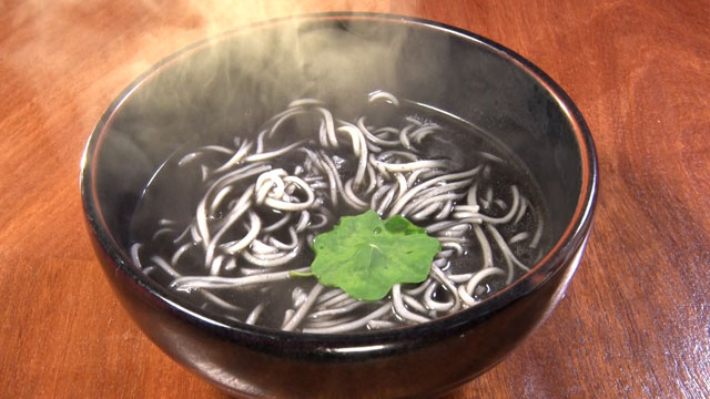 鶏とイカスミの出汁ラーメン トリュフ風味