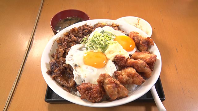 スタから丼ギガ盛り（味噌汁・サラダ付き）1050円（税込み）