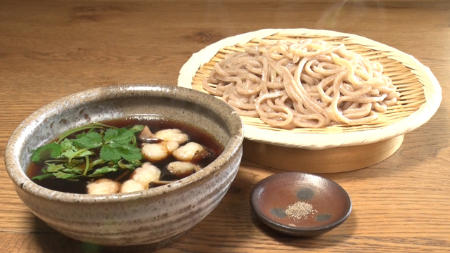 炙り国産もつと三つ葉のつけ汁うどん