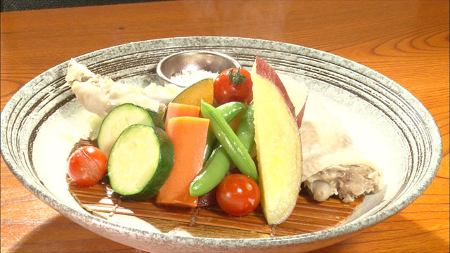 骨付鶏と季節野菜蒸し1200円