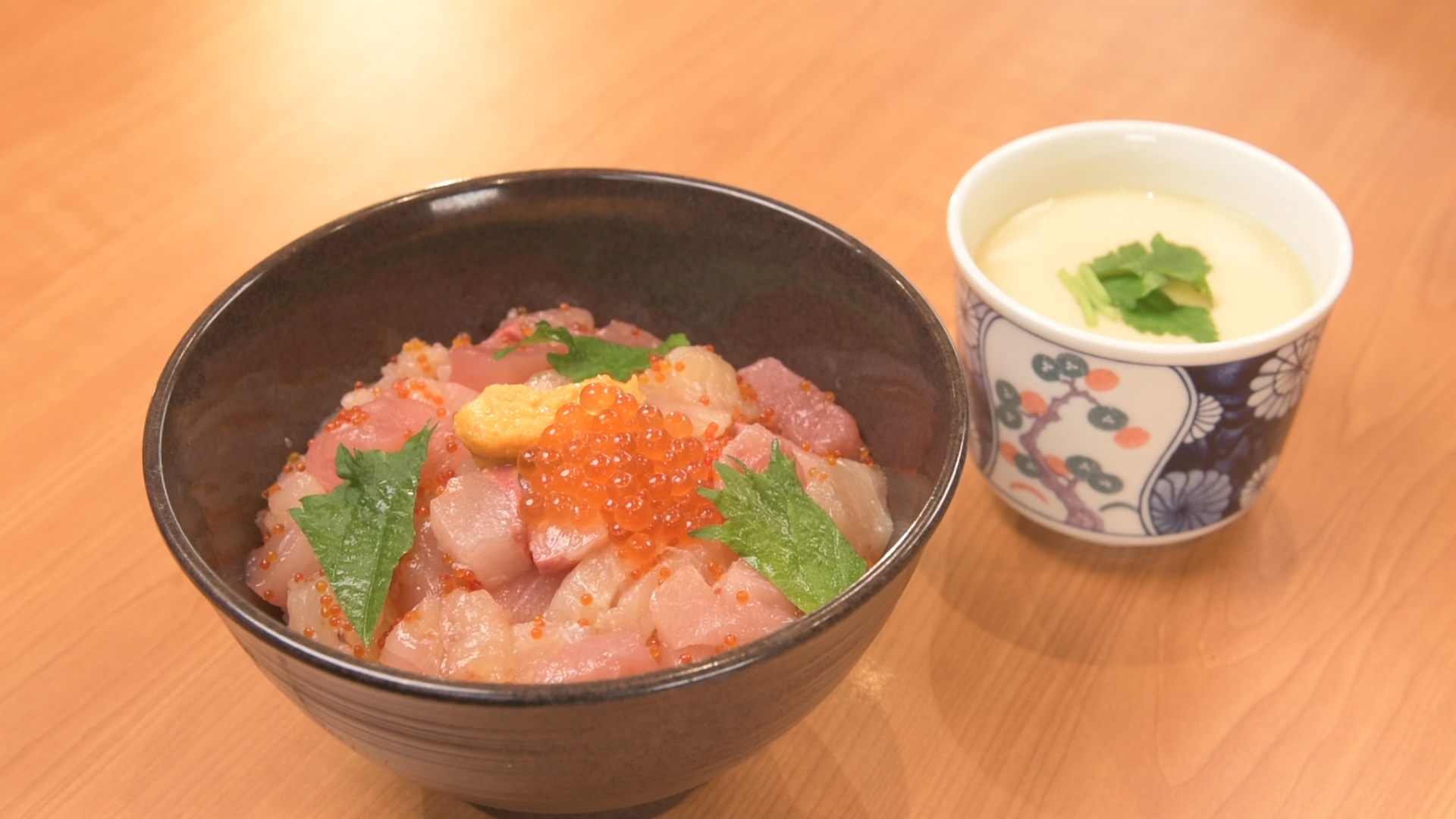 【平日限定】旬の海鮮丼ランチ 500円＋税※午後5時まで