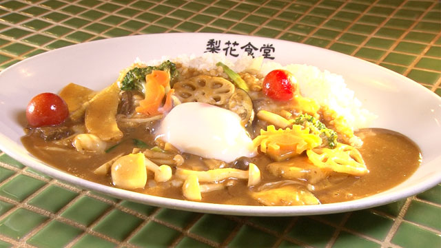 【モモコ】11種の野菜カレー 850円・モッツァレラチーズ 150円・温玉 100円