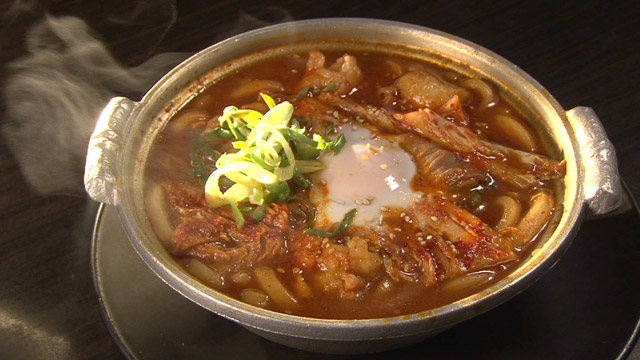 ホルモン煮込みうどん800円