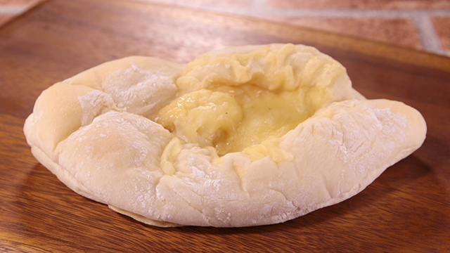 白いとろ～りチーズパン 237円