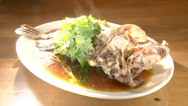 鮮魚の姿蒸し香港風 2200円※日によって値段は変わります