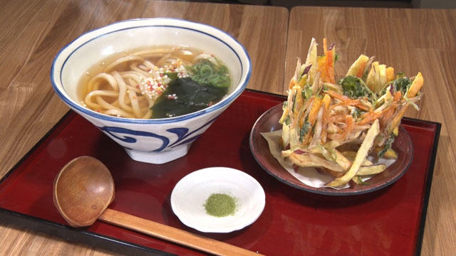 たっぷり野菜のかき揚げうどん900円（税込み）