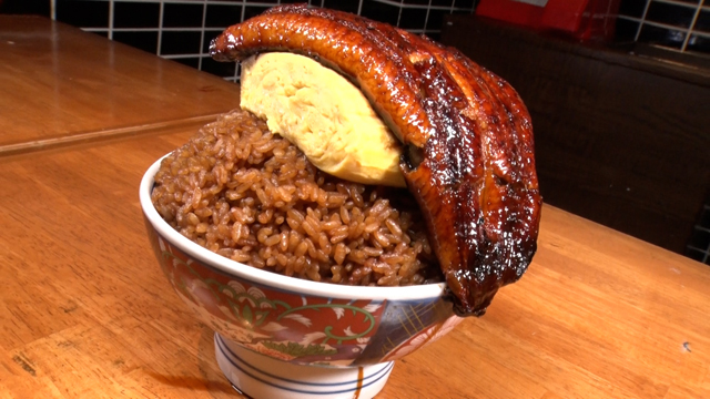 ド～ン！！とそびえる鰻玉丼