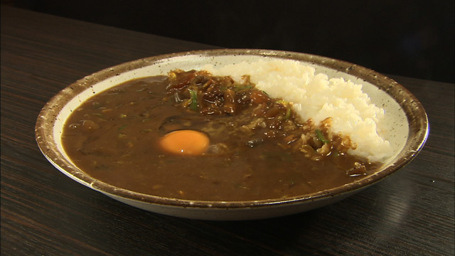 牛すじ煮込みカレー生卵トッピング870円(関西地区限定)