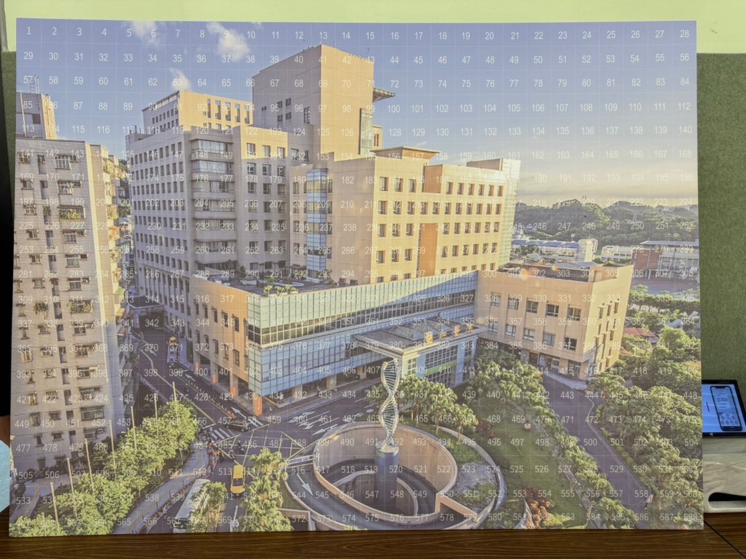 建築主視覺拼貼牆,賓客照片依編號對位拼上