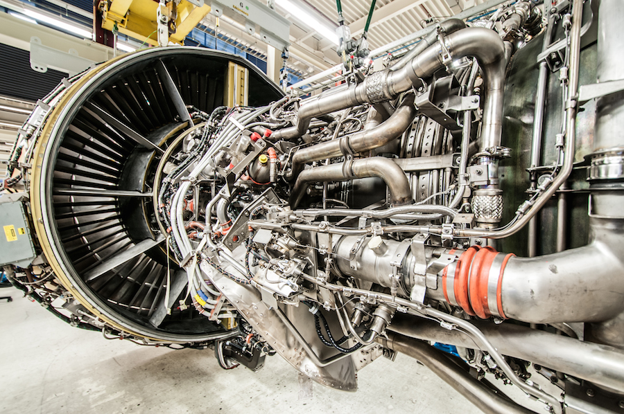 a) : hot air exhaust from the anti-icing system on a A380 engine. (b)