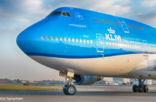 What Exactly Does an Air Traffic Controller Do? - KLM Blog