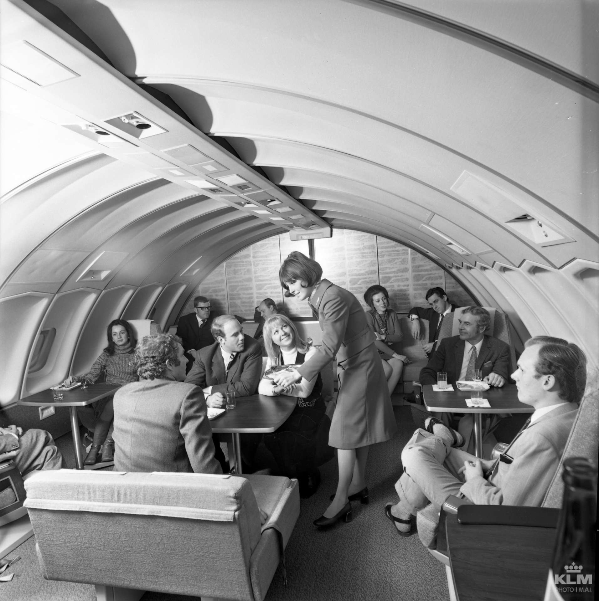 Самолет пожилые люди. Первые пассажирские самолеты салон. Пассажирский самолёт 1930. Салон самолета ретро. Салон самолета в 60 годы.