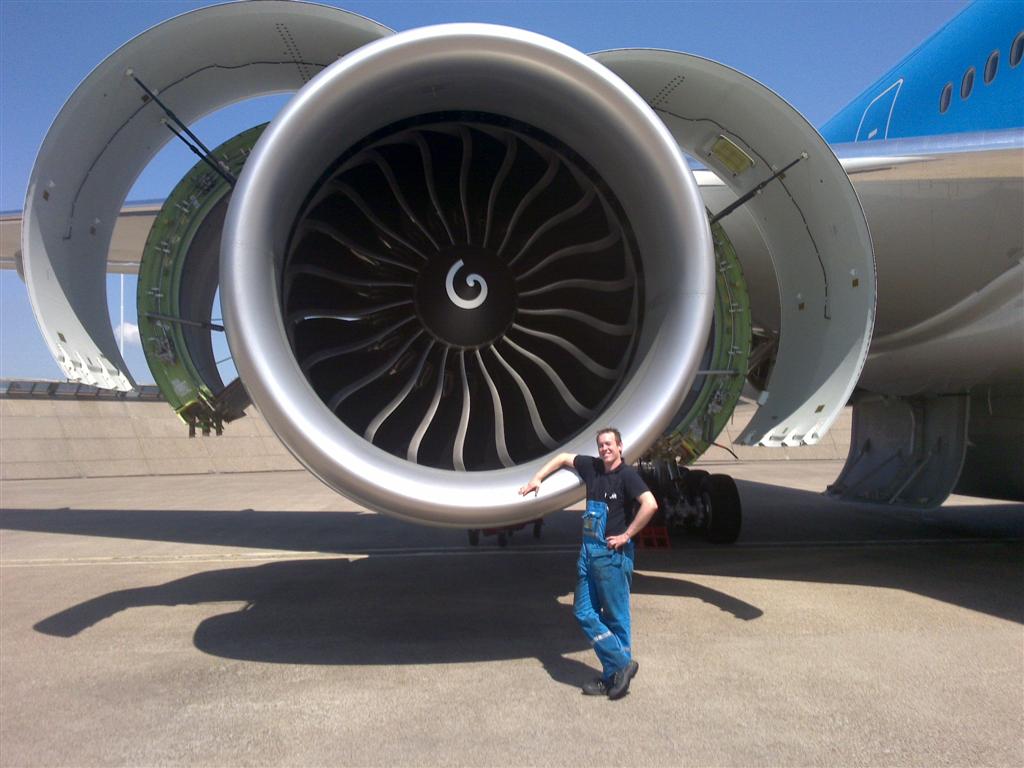 Еврей в турбине самолета мем. Ge90 и ge9x. Турбина Боинг 777. Турбина самолета Боинга 777. General Electric ge90-110b1.