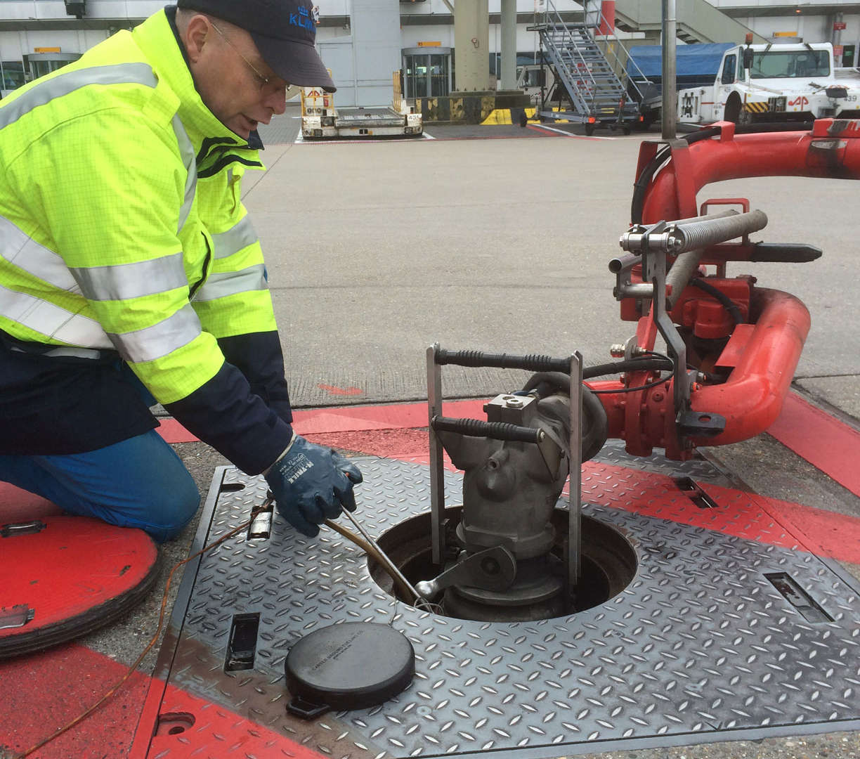 Aircraft Fuel Tank Pressure Refuel Caps