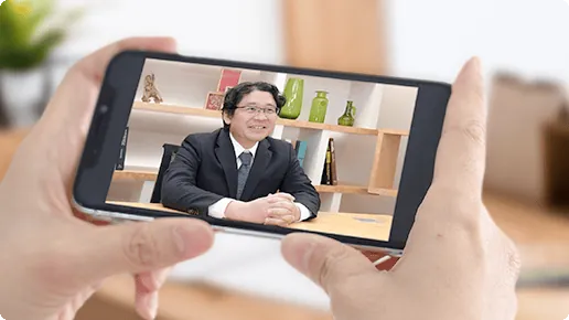 スマートフォンを横向きに持って講義動画を視聴している手元