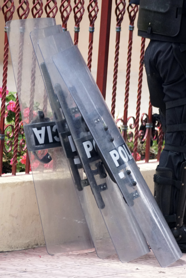 Cover Image for La liberación de rehenes en cárceles ecuatorianas: el presidente autoriza la excarcelación de detenidos.