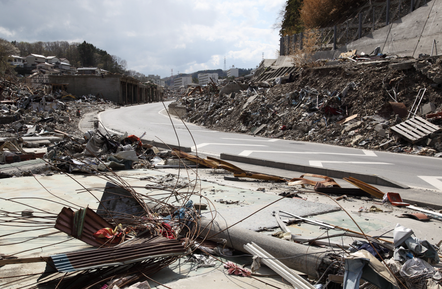 Cover Image for Desolación tras el terremoto: más de medio millón de muertos en Japón, mientras los rescatistas luchan contrarreloj