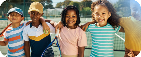 Group of ypoung kids in a tennis court
