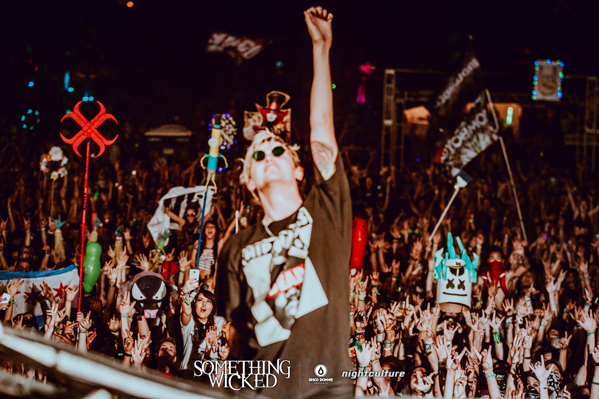 ghastly on stage with crowd of totems