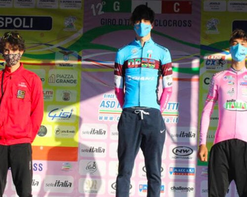 Ladispoli rivoluziona le categorie junior Il Giro d’Italia di ciclocross continua a cambiare di continuo scenario fra gli junior, a testimonianza di un certo livellamento dei valori. A Ladispoli (RM), nella tappa allestita dal Team Bike Terenzi insieme all’Asd Romano Scotti che cura l’organizzazione generale del circuito, si è avuto un vincitore diverso rispetto a quelli delle tappe precedenti. A trionfare sul veloce percorso del litorale laziale è stato Bryan Olivo (DP66 Giant SMP), tornato all’attività sui prati dopo aver affrontato nella settimana precedente la gara di categoria dei Mondiali di Mtb a Leogang (AUT). Pur essendo la prova di Ladispoli in contemporanea con un’altra gara titolata di Mtb, gli Europei, Olivo ha optato per il Giro d’Italia e la sua scelta è stata premiata dalla vittoria, davanti al vincitore di Jesolo Eros Cancedda (Gs Sorgente Bradipozzo) e al pugliese Vittorio Carrer (Team Bike Terenzi), curiosamente ancora a secco di vittorie parziali ma salito in cima alla classifica del circuito a testimonianza della sua costanza di rendimento. Questo non fa altro che accrescere l’interesse per l’evoluzione della challenge di categoria, quanto mai incerta e seguita con grande attenzione dal Ct azzurro Fausto Scotti chiamato di qui a poco a diramare le convocazioni per gli Europei. Cambia proprietaria anche la classifica delle pari età (che a differenza degli uomini gareggiano insieme alle categorie assolute più grandi): decisiva la prima piazza a Ladispoli per Alice Papo (DP66 Giant SMP) che è riuscita a chiudere settima assoluta. Ingresso nella Top 10 anche per Lisa Canciani, sua compagna di squadra, terza di categoria Margherita Beatrice Oggero (Elba Bike). Anche qui comunque la parola fine alla sfida per la maglia rosa è ancora lungi dall’essere pronunciata. Bryan Olivo, Eros Cancedda, Vittorio Carrer, Giro d’Italia Ciclocross 2020, Ladispoli