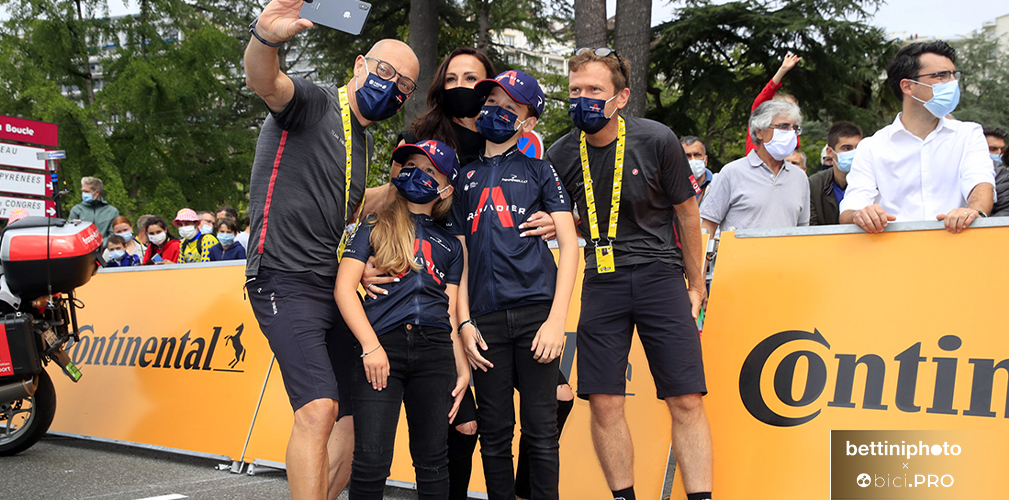 Selfie David Brailsford con famiglia di Nicolas Portal, Pau, Tour de France 2020