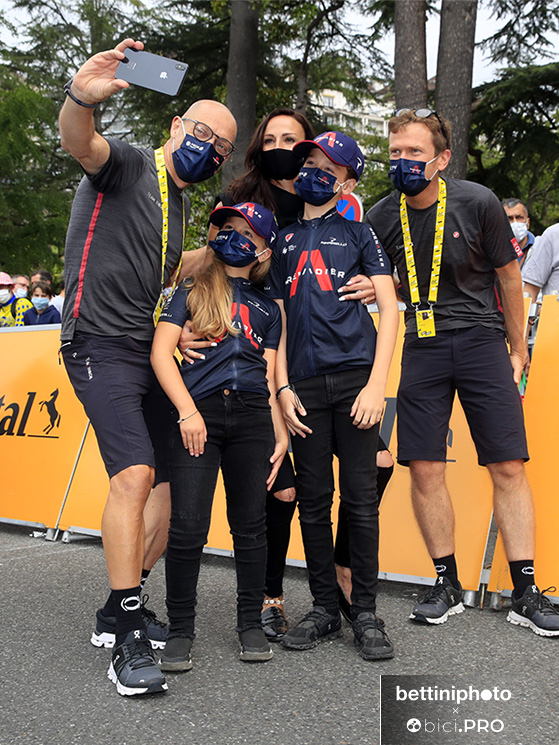 Selfie David Brailsford con famiglia di Nicolas Portal, Pau, Tour de France 2020