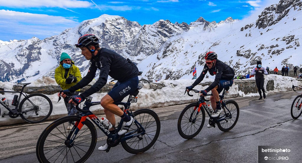 Geoghegan Hart e Dennis sullo stelvio su bici Pinarello