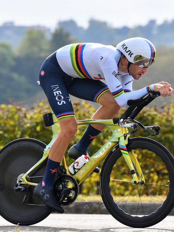 Ciclismo, Filippo Ganna svela il nuovo casco della Ineos Grenadiers che  copre le orecchie