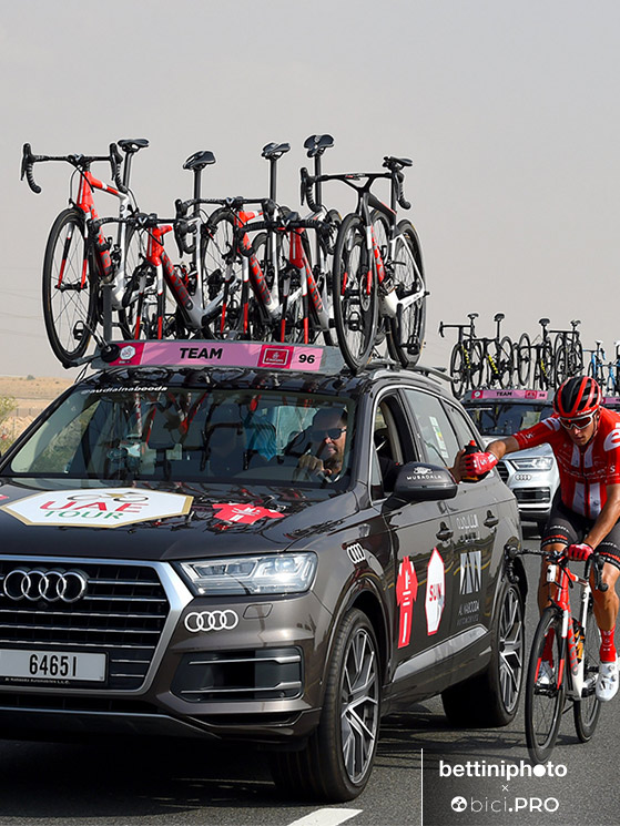 Le ammiraglie all'ultimo UAE Tour  2020 con cinque biciclette