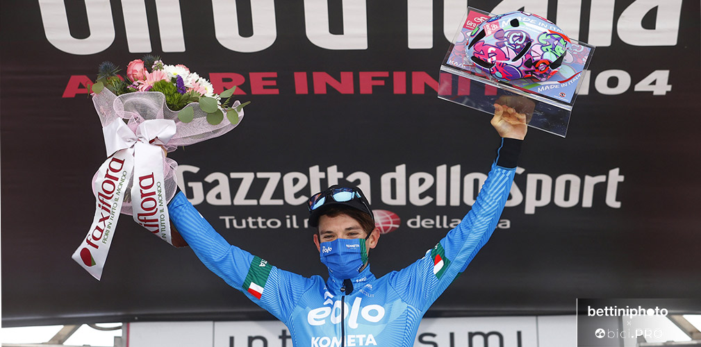 Lorenzo Fortunato riceve il casco Utopia per la vittoria sullo Zoncolan