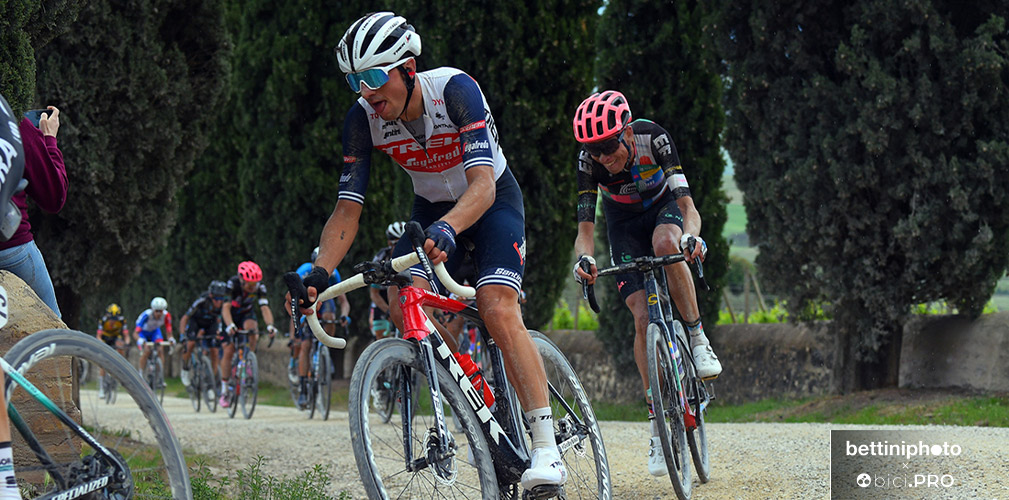 Giulio Ciccone in azione al Giro d'Italia con i suoi occhiali KOO