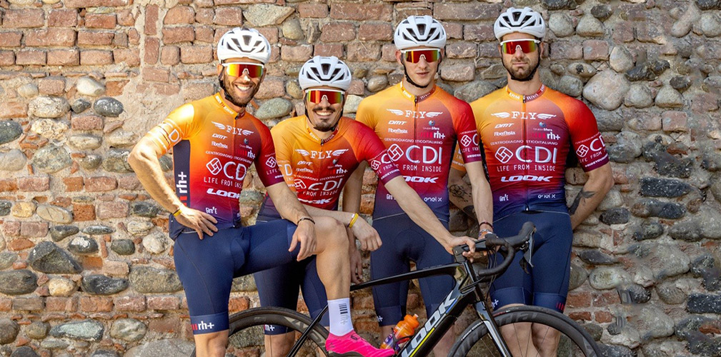 I ragazzi del team Fly Cycling-CDI con i completi firmati rh+ sulle strade del Giro-E