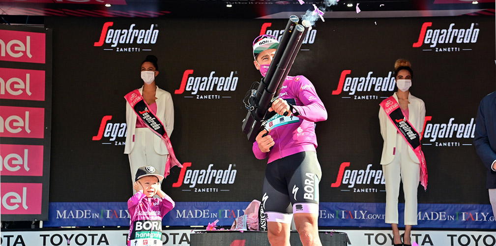 Peter Sagan sul podio finale del Giro d'Italia dove fra gli sponsor era presente anche Segafredo Zanetti