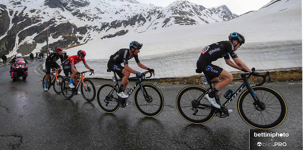 Michael Storer nella tappa dell'alpe di Motta con Romain Bardet e le sue stesse ruote