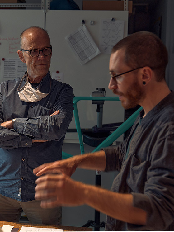 A sinistra, Erik Spiekermann mentre lavora con Lukas Beck graphic designer di Canyon